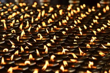 tausende kleine Diwali-Lämpchen